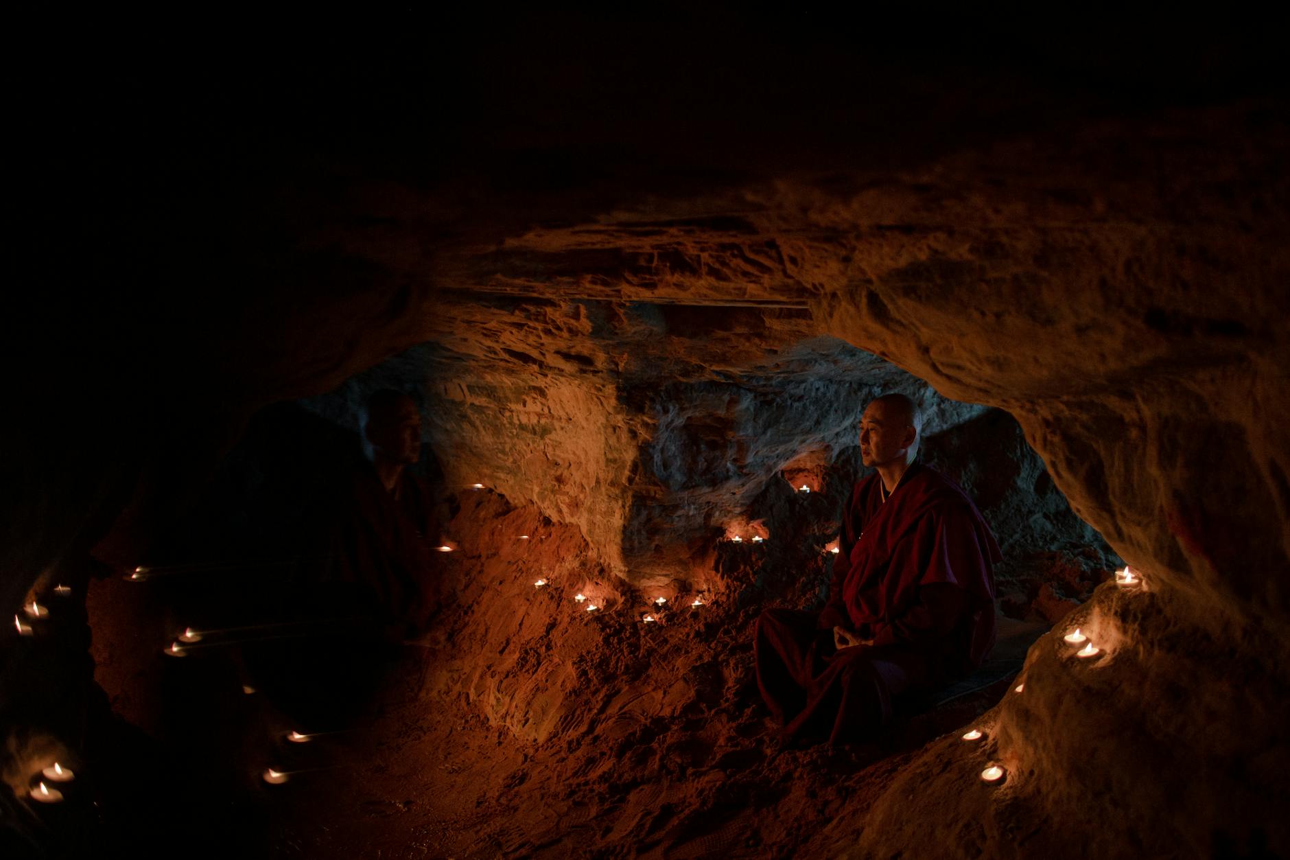 Cómo Crear un Ritual de Meditación con Palo Santo, Sándalo y Mirra